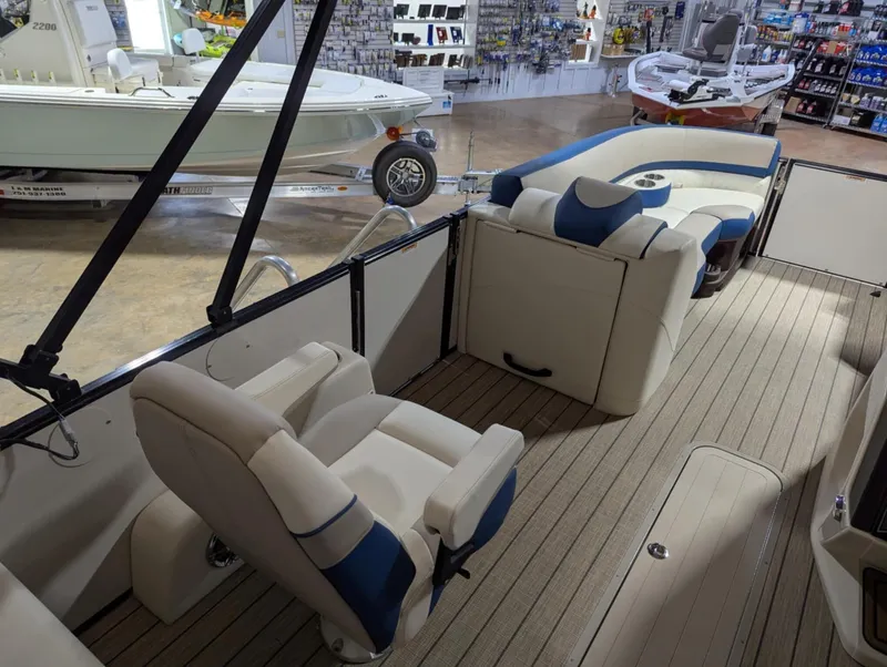 Slide: The Image of Avalon Catalina 23 versa lounge 2025 - 11