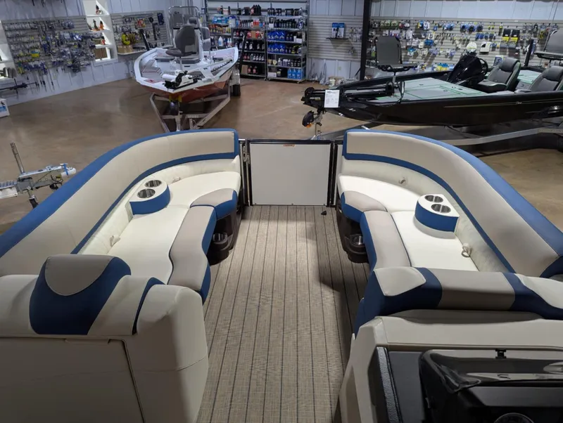 Slide: The Image of Avalon Catalina 23 versa lounge 2025 - 18