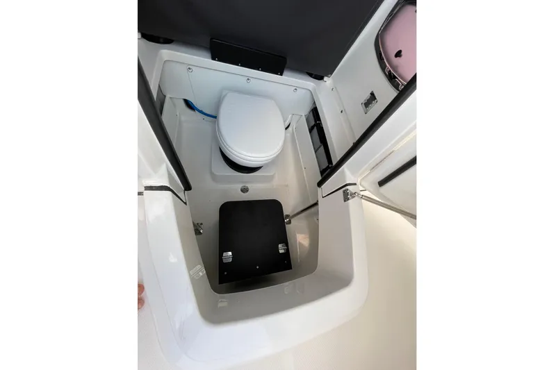 Slide: The Image of Blackfin 252 CC 2022 - 36