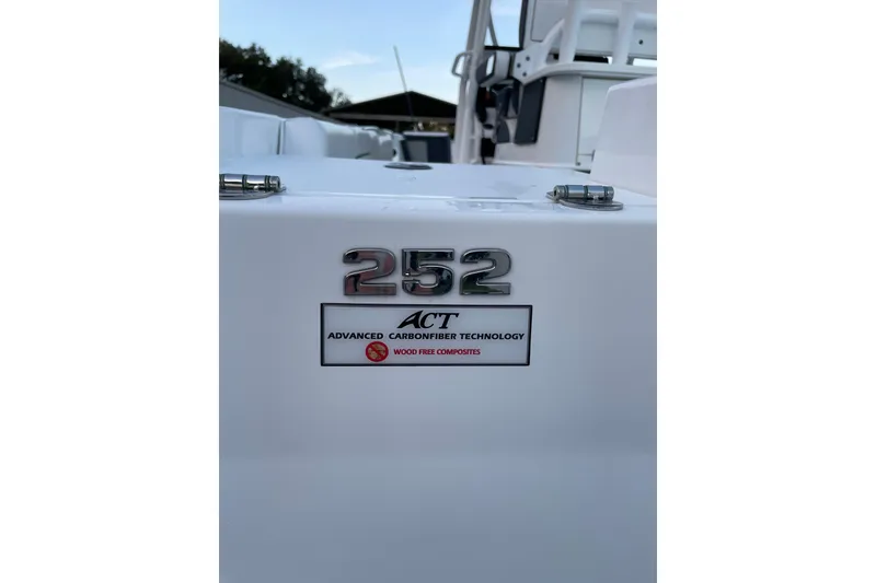 Slide: The Image of 2022 Blackfin 252 CC boat with Advanced Carbon Fiber Technology label. - 8
