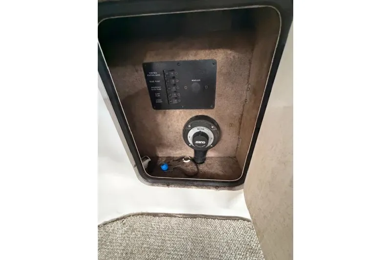 Slide: The Image of Control panel inside 1999 Sea Ray 270 Sundancer Special Edition boat compartment. - 25