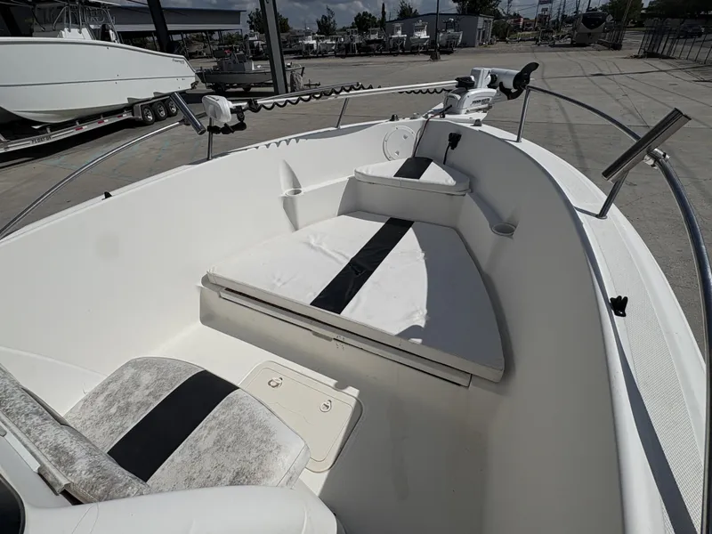 Slide: The Image of Wellcraft 210 Fisherman 2000 - 8