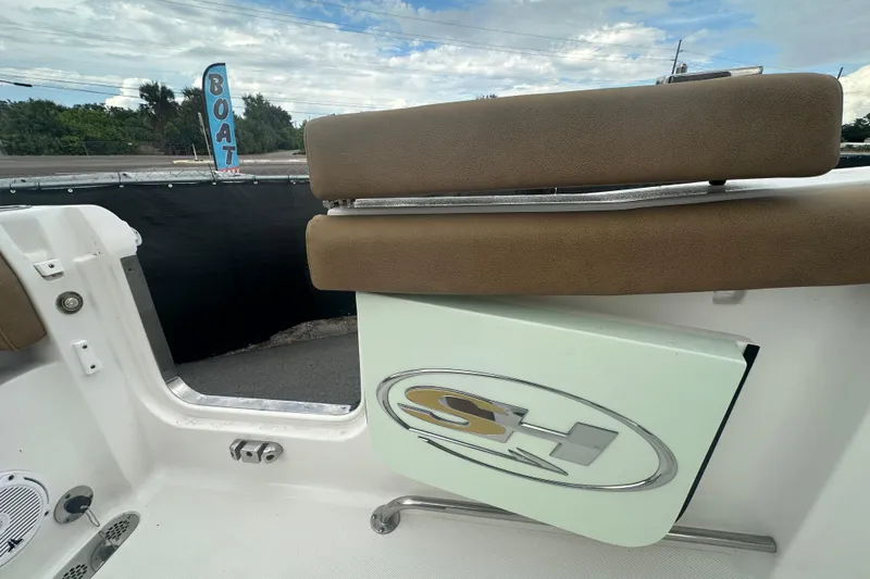 Slide: The Image of 2020 Sea Hunt Ultra 255 SE boat with Yamaha 300 outboard motor. - 141