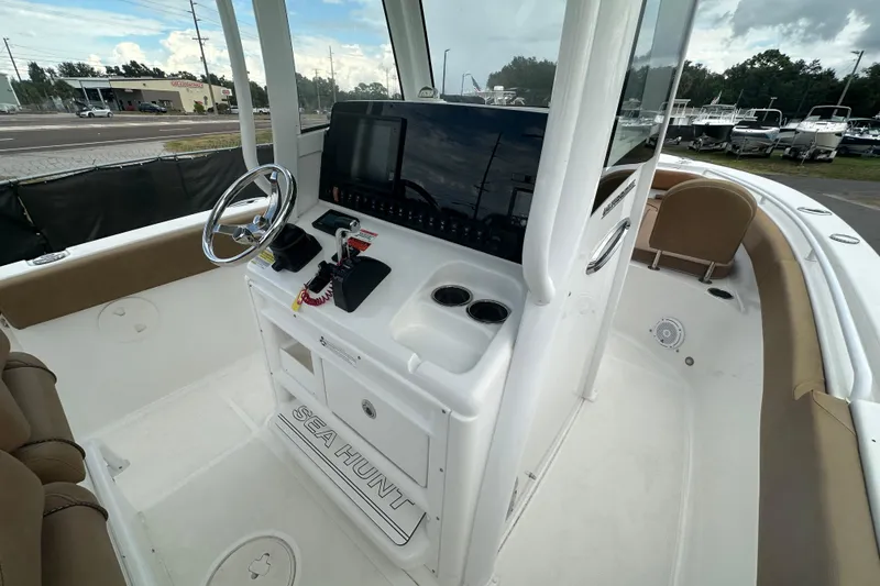 Slide: The Image of Control panel of 2020 Sea Hunt Ultra 255 SE boat with Garmin device. - 42