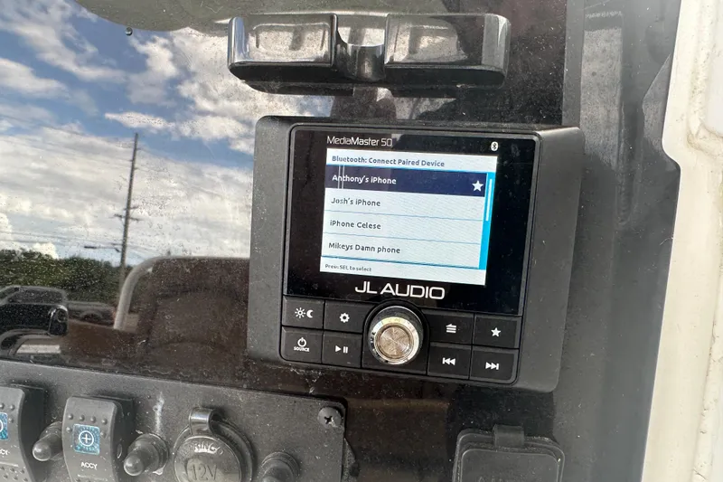 Slide: The Image of Yamaha throttle control on 2020 Sea Hunt Ultra 255 SE boat dashboard. - 53