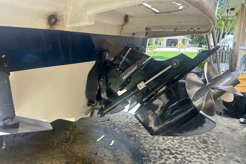 Slide: The Image of 2010 Sea Ray 280 Sundeck boat with MerCruiser outdrive and stainless steel propeller. - 33