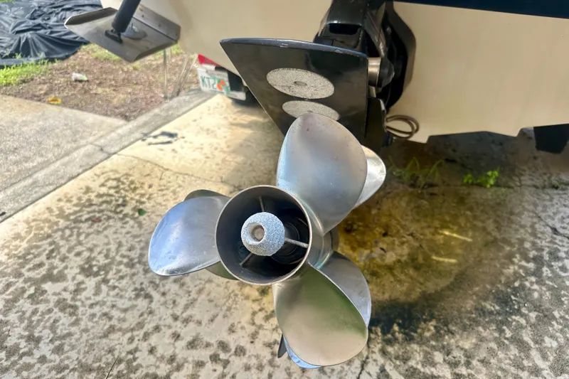 Slide: The Image of Propeller of a 2010 Sea Ray 280 Sundeck boat on a wet driveway. - 35