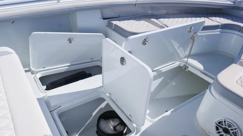 Slide: The Image of Yellowfin 32 Offshore 2022 - 50