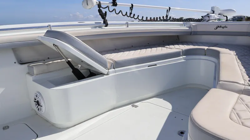 Slide: The Image of Yellowfin 32 Offshore 2022 - 51