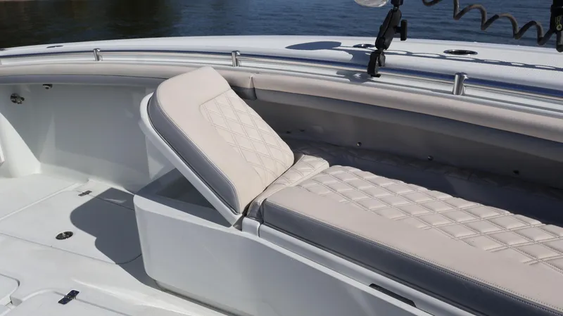 Slide: The Image of Yellowfin 32 Offshore 2022 - 52