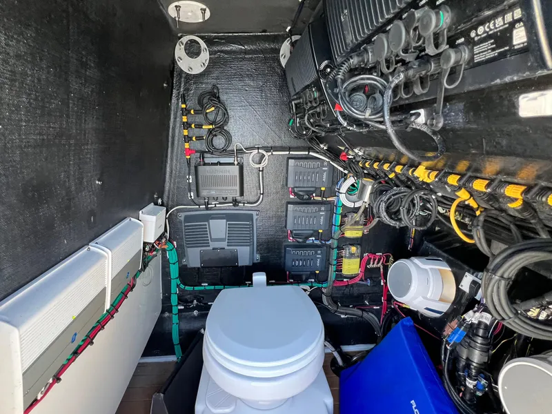 Slide: The Image of Yellowfin 32 Offshore 2022 - 57