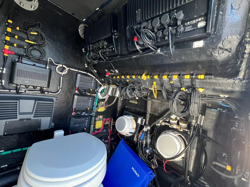 Slide: The Image of Yellowfin 32 Offshore 2022 - 59