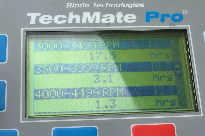 Slide: The Image of TechMate Pro display showing RPM hours for Fountain 38 Lightning, 2007 model. - 54