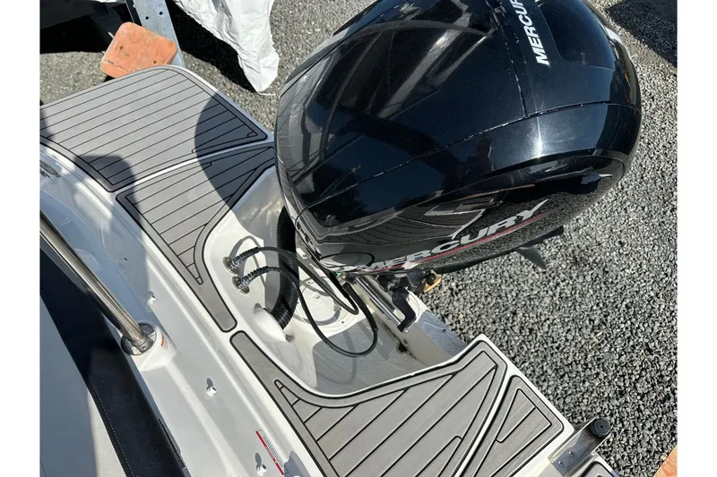 Slide: The Image of Sea Ray SPX 190 Outboard 2022 - 31