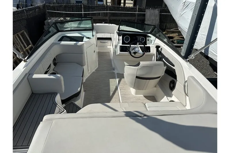 Slide: The Image of Sea Ray SPX 190 Outboard 2022 - 32