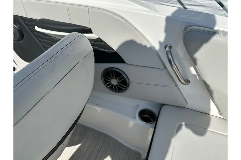 Slide: The Image of Sea Ray SPX 190 Outboard 2022 - 38