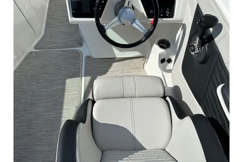 Slide: The Image of Sea Ray SPX 190 Outboard 2022 - 40