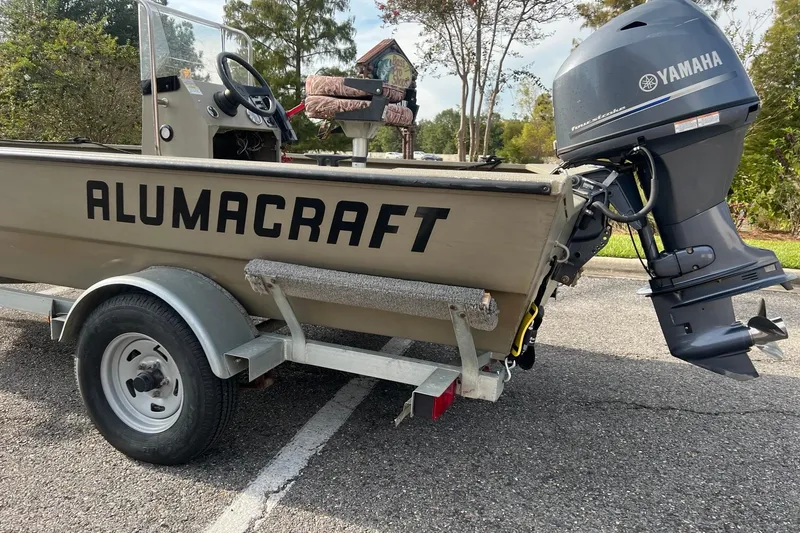 Slide: The Image of 2014 Alumacraft 1756 All Weld MV CC boat with Yamaha motor on trailer. - 8