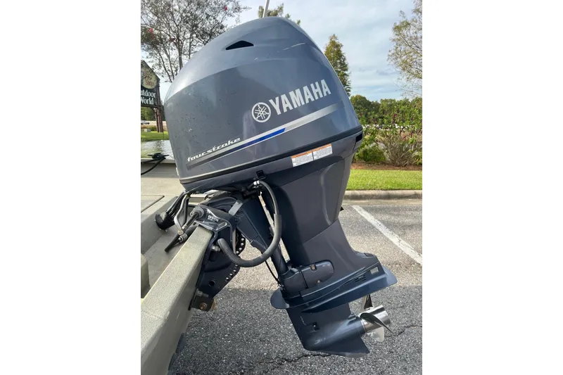 Slide: The Image of 2014 Alumacraft 1756 All Weld MV CC with Yamaha outboard motor in parking lot. - 9