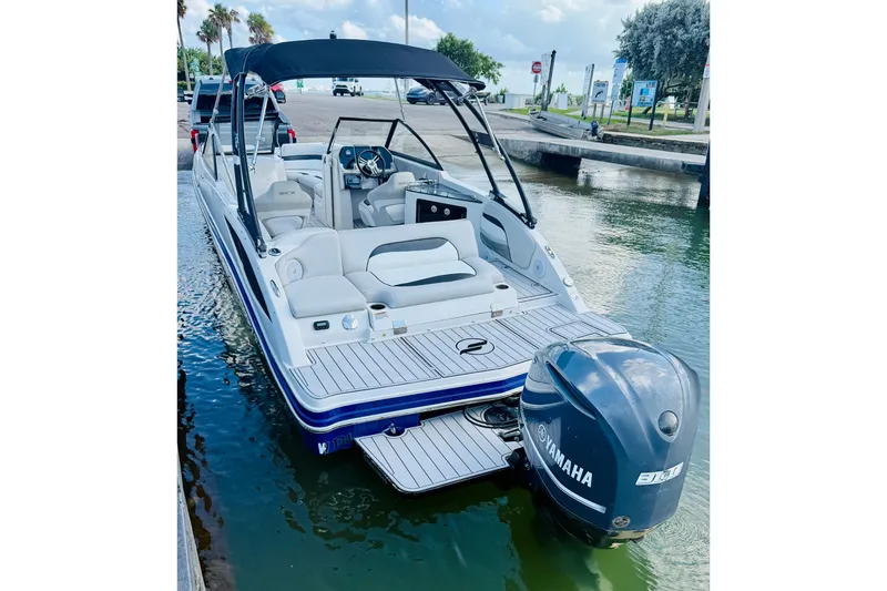 Slide: The Image of 2015 Starcraft Crossover 250 SCX OB boat with Yamaha outboard engine in water. - 32