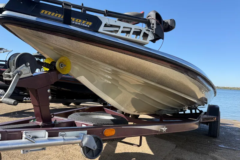 Slide: The Image of Interior of a 2000 Stratos 20SS Extreme boat with tan leather seats. - 21