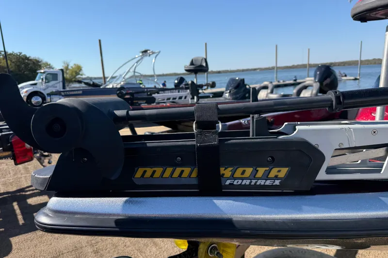 Slide: The Image of 2000 Stratos 20SS Extreme boat with Yamaha VMAX 250 engine by the water. - 22