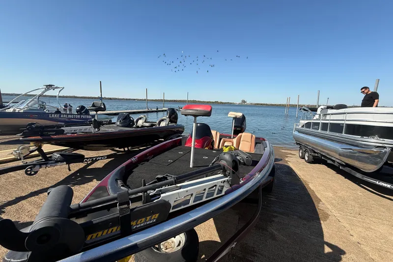 Slide: The Image of 2000 Stratos 20SS Extreme boat with Yamaha VMAX 250 engine by a lake. - 24