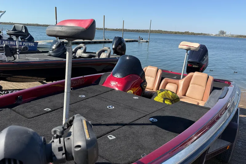 Slide: The Image of 2000 Stratos 20SS Extreme boat with Yamaha VMAX 250 engine at lakeside. - 25