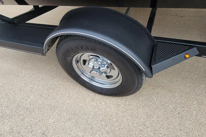Slide: The Image of 2022 Bass Tracker PRO TEAM 190 trailer wheel and fender detail. - 12