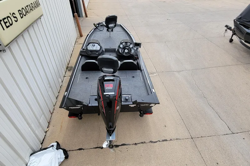 Slide: The Image of 2022 Bass Tracker PRO TEAM 190 boat with Mercury 115 engine at dealership. - 3