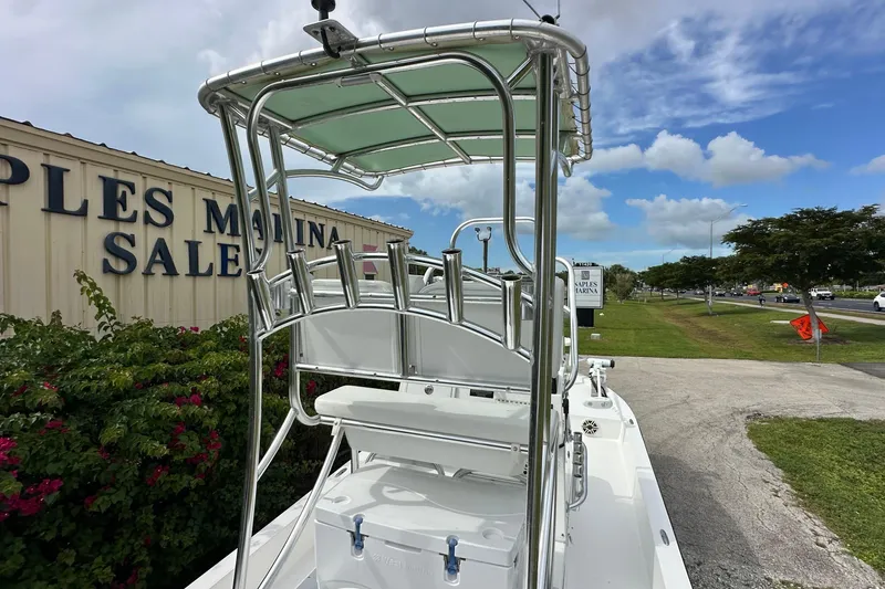 Slide: The Image of 2020 Shallow Sport 24 Classic boat at marina sales, clear sky background. - 7