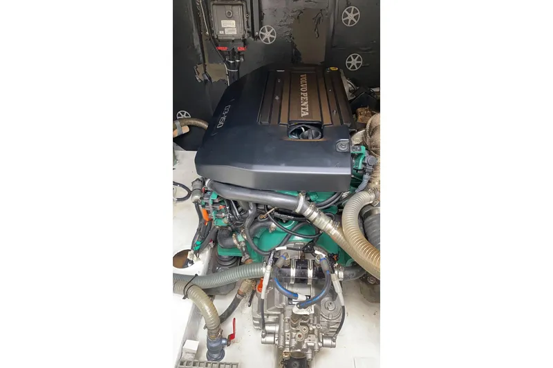 Slide: The Image of Volvo Penta engine in 2014 FONTAINE PAJOT 63 yacht, detailed view. - 44