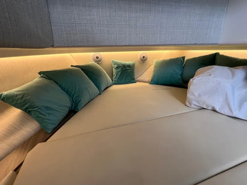 Slide: The Image of Regal 38 SAV 2022 - 60