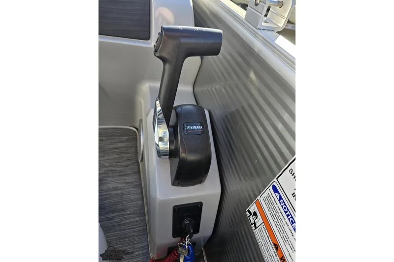 Slide: The Image of Throttle control on 2022 Bennington SX 21 Fishing boat, featuring Yamaha branding. - 68