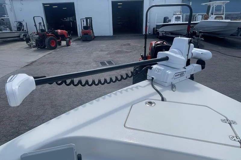 Slide: The Image of 2020 Pathfinder 2200 Tournament Edition boat with Minn Kota trolling motor. - 8