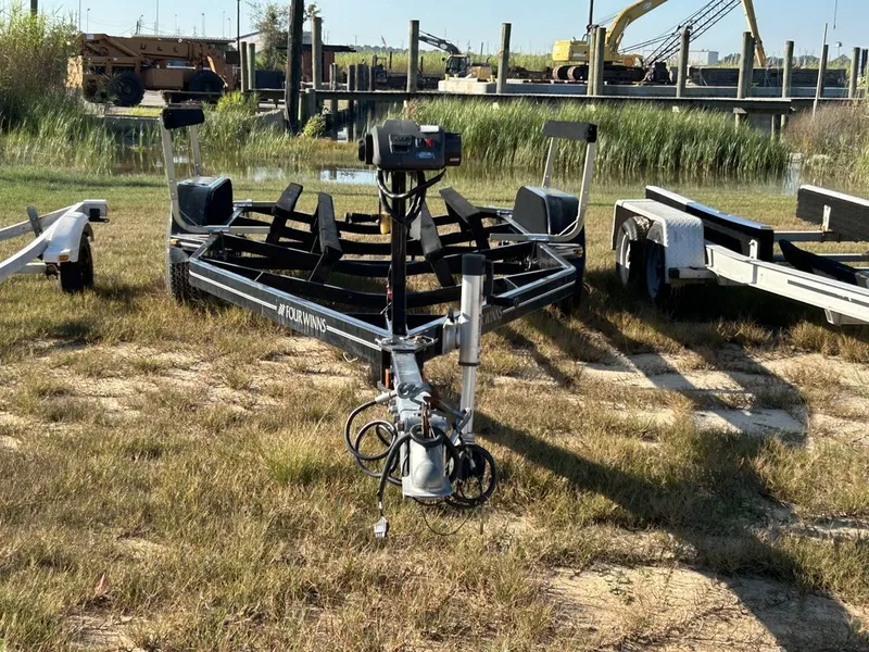 Slide: The Image of Four Winns 258 Vista 2008 - 22