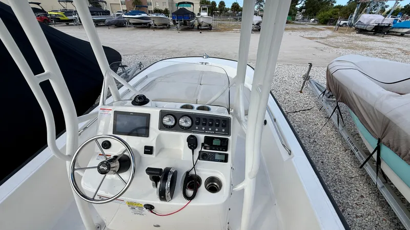 Slide: The Image of Boston Whaler 190 Montauk 2022 - 12