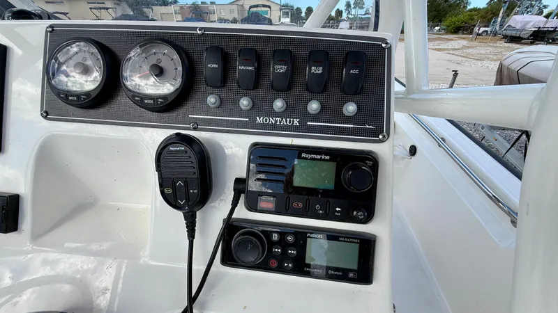 Slide: The Image of Boston Whaler 190 Montauk 2022 - 13