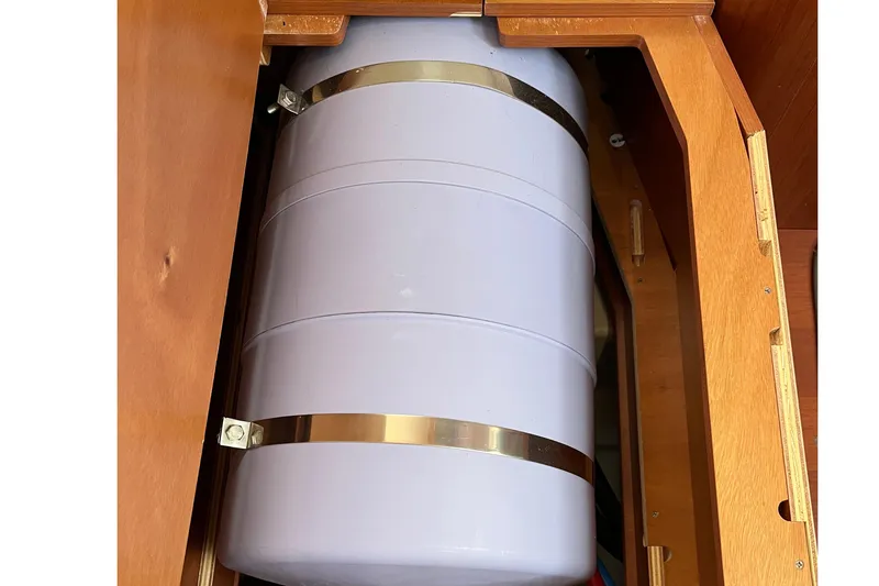 Slide: The Image of Water tank inside Beneteau Oceanis 46.1, 2020 model. - 49