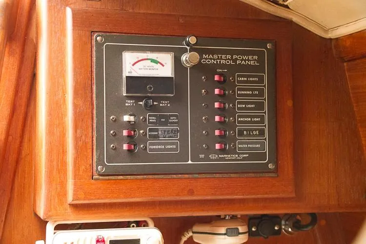 Slide: The Image of Master power control panel on Pacific Seacraft Dana 24, year 1988. - 29