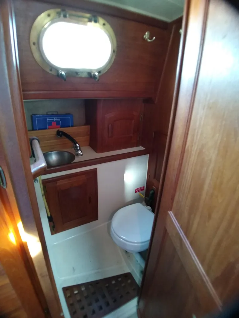 Slide: The Image of 1988 Pacific Seacraft Dana 24 boat interior bathroom view. - 31
