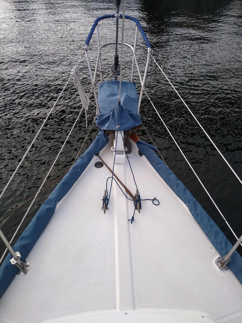 Slide: The Image of Bow view of Pacific Seacraft Dana 24, 1988 model. - 5