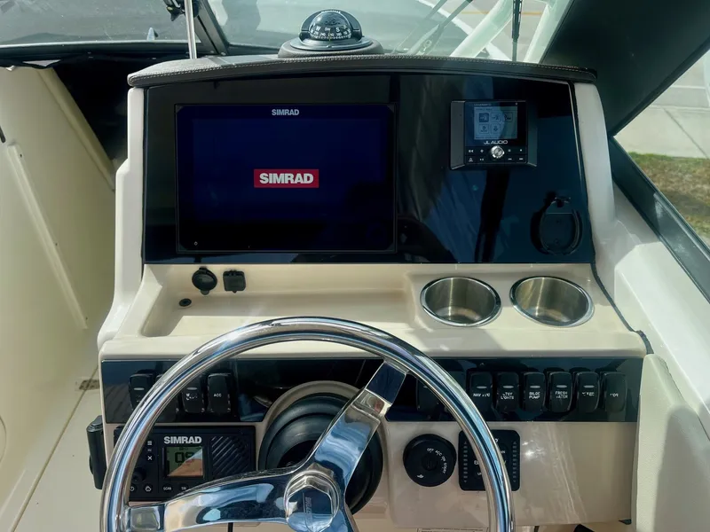 Slide: The Image of Boston Whaler 240 Vantage 2024 - 13