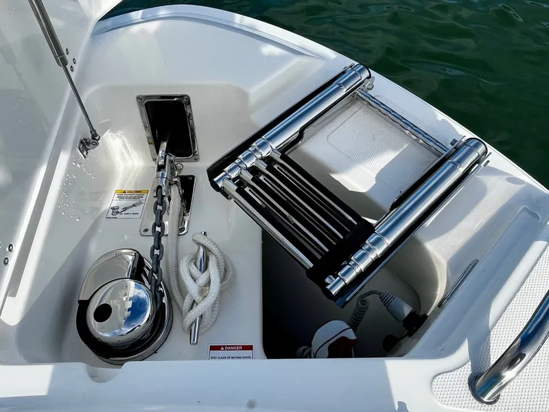 Slide: The Image of Boston Whaler 240 Vantage 2024 - 18