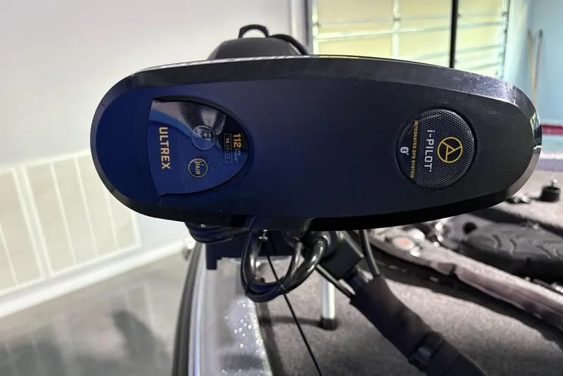 Slide: The Image of Trolling motor with i-Pilot system on 2024 Phoenix 920 Elite boat. - 8