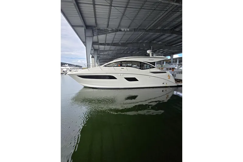 Slide: The Image of Interior of 2017 Sea Ray Sundancer 400 yacht with cozy cabin and modern amenities. - 17