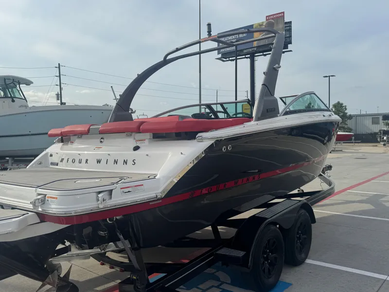 Slide: The Image of Four Winns H4 2023 - 8