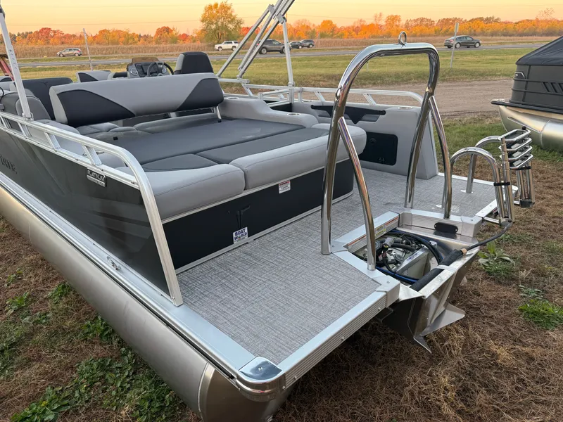 Slide: The Image of Tahoe Sport VRB 2180 Swingback & 4-Stroke $31995 2026 - 44