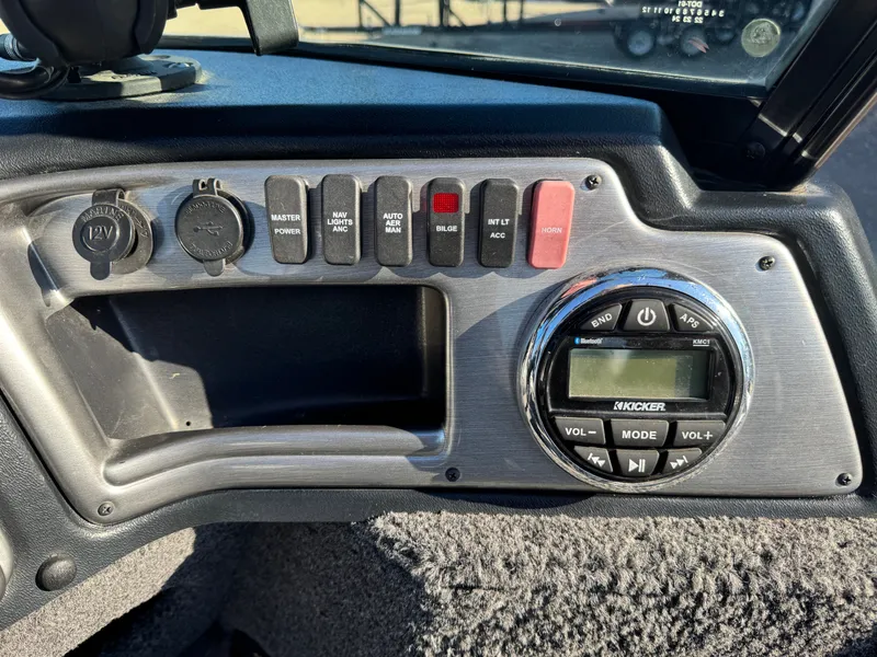 Slide: The Image of Lund 1875 Impact XS with 150HP Mercury Pro XS Fourstroke EFI 2021 - 25