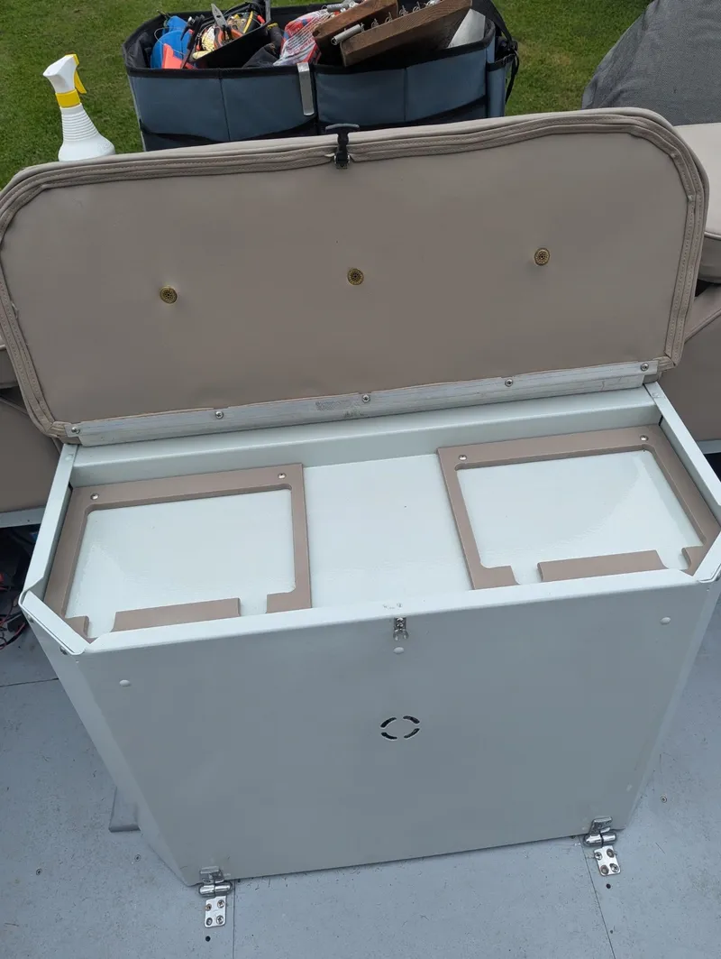 Slide: The Image of Lund 1800 FISHERMAN IO 2000 - 5